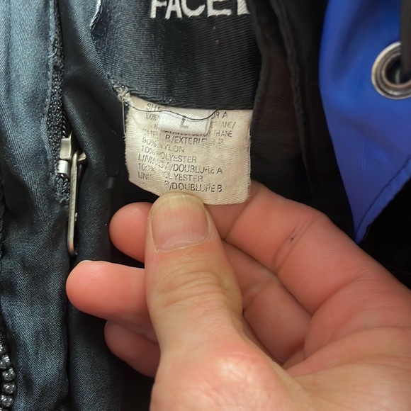 I’m selling a north face jacket size large good condition picture included. - Picture 5 of 7